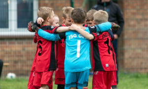 Read more about the article Team 2012 siegt 14:3 gegen JfV Buxtehude und wird Staffelsieger